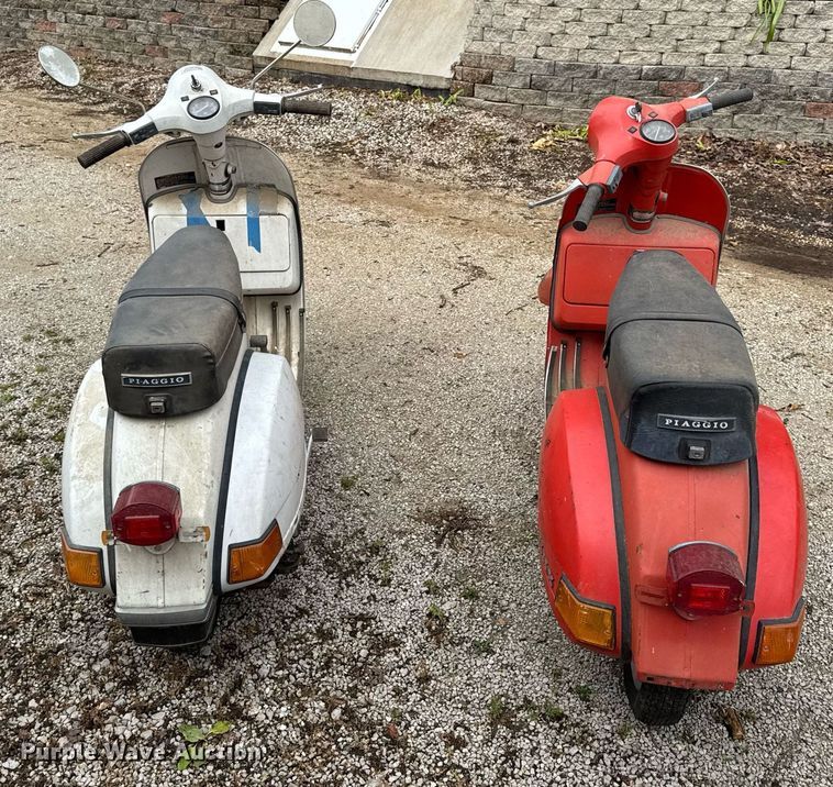 image for item DV4081 (2) vespa scooters