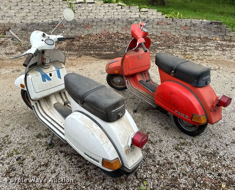 image for item DV4081 (2) vespa scooters