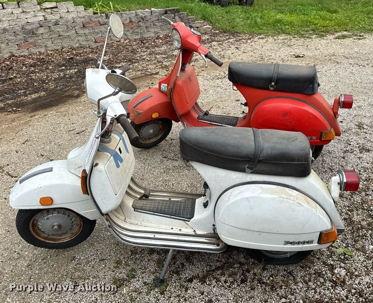 image for item DV4081 (2) vespa scooters