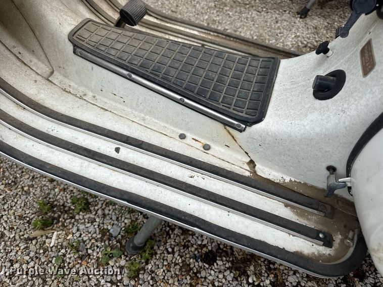 image for item DV4081 (2) vespa scooters