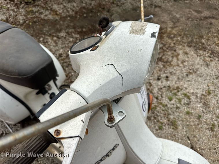 image for item DV4081 (2) vespa scooters