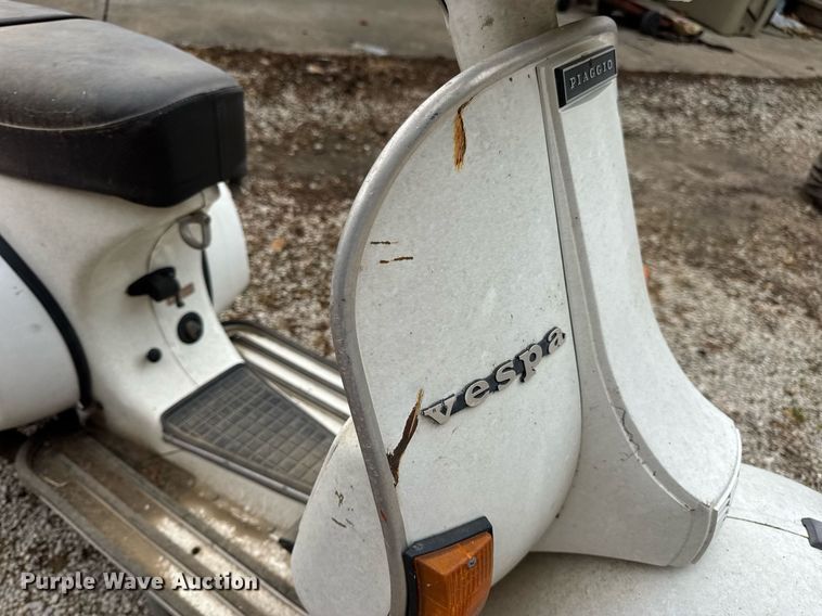 image for item DV4081 (2) vespa scooters