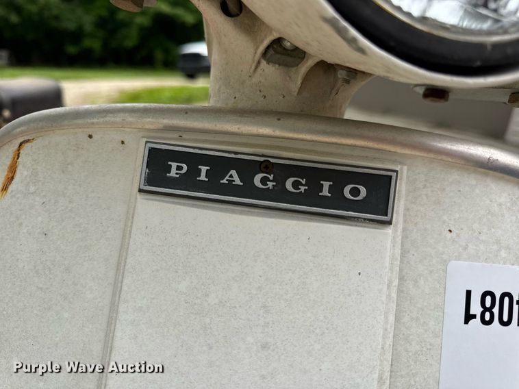 image for item DV4081 (2) vespa scooters