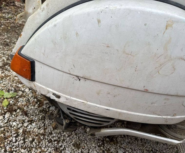 image for item DV4081 (2) vespa scooters