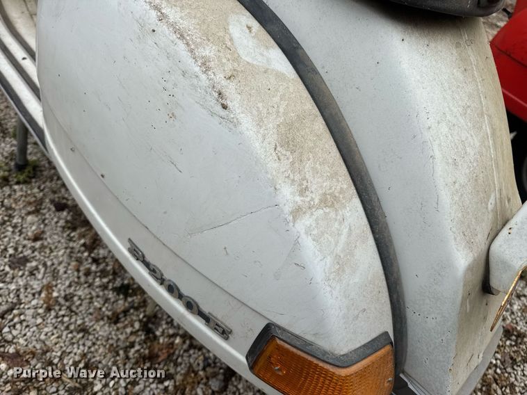 image for item DV4081 (2) vespa scooters