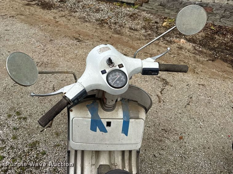 image for item DV4081 (2) vespa scooters