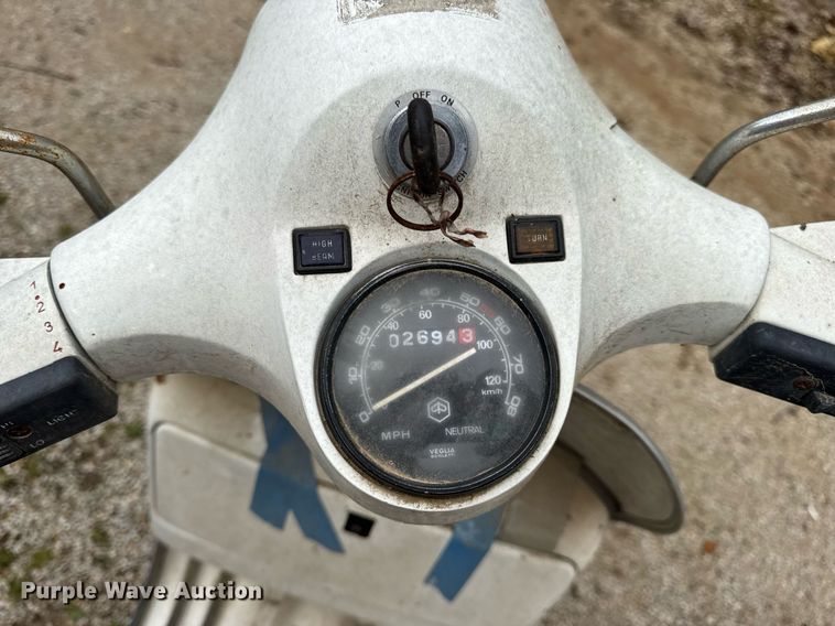 image for item DV4081 (2) vespa scooters