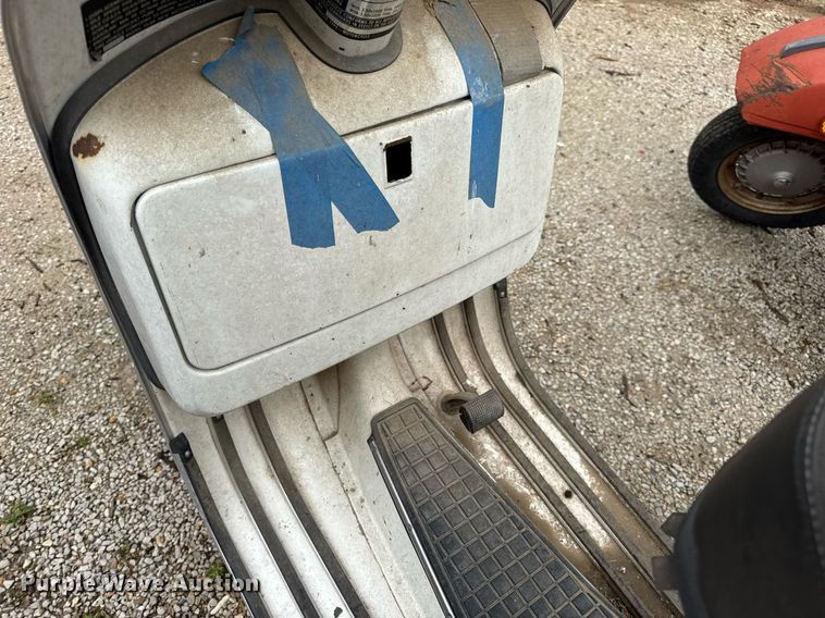 image for item DV4081 (2) vespa scooters