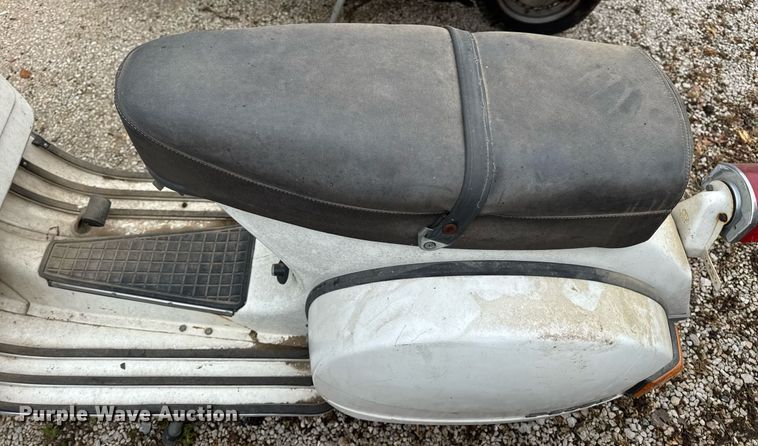 image for item DV4081 (2) vespa scooters