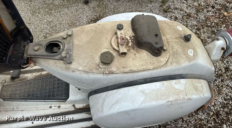 image for item DV4081 (2) vespa scooters