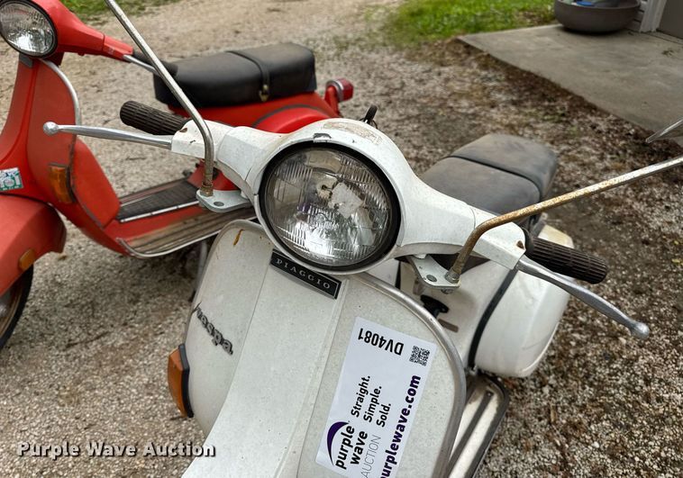 image for item DV4081 (2) vespa scooters