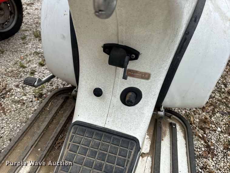 image for item DV4081 (2) vespa scooters