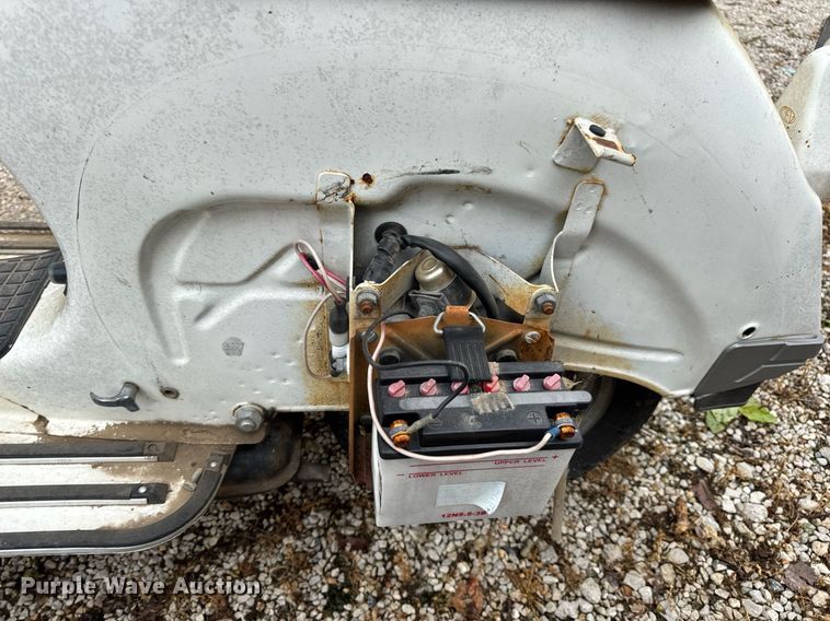 image for item DV4081 (2) vespa scooters