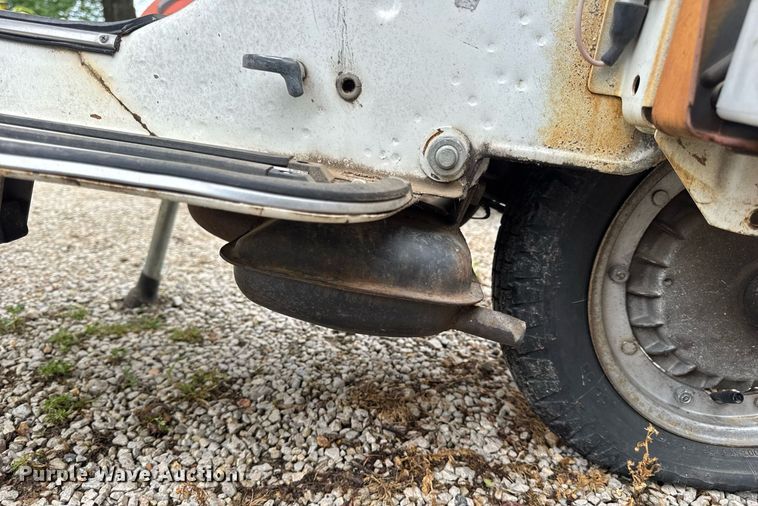 image for item DV4081 (2) vespa scooters