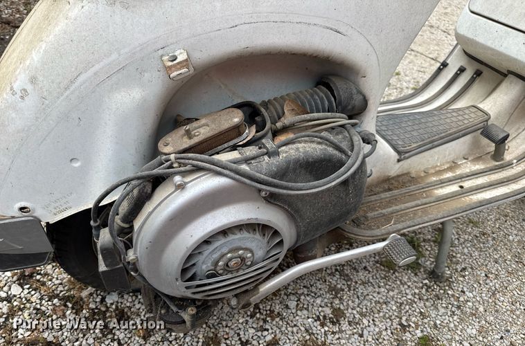 image for item DV4081 (2) vespa scooters