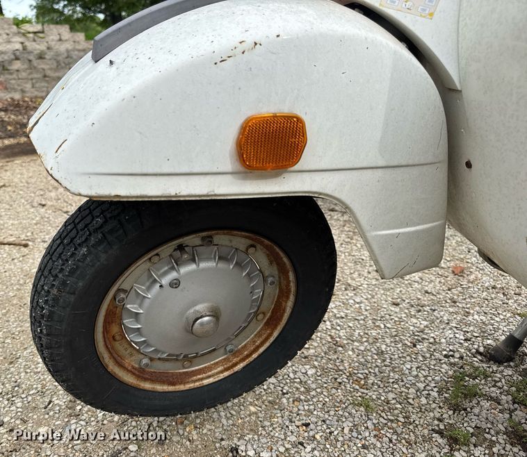 image for item DV4081 (2) vespa scooters