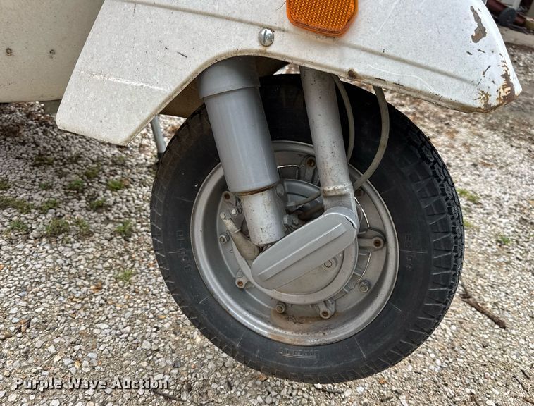 image for item DV4081 (2) vespa scooters