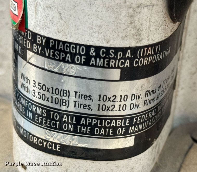 image for item DV4081 (2) vespa scooters