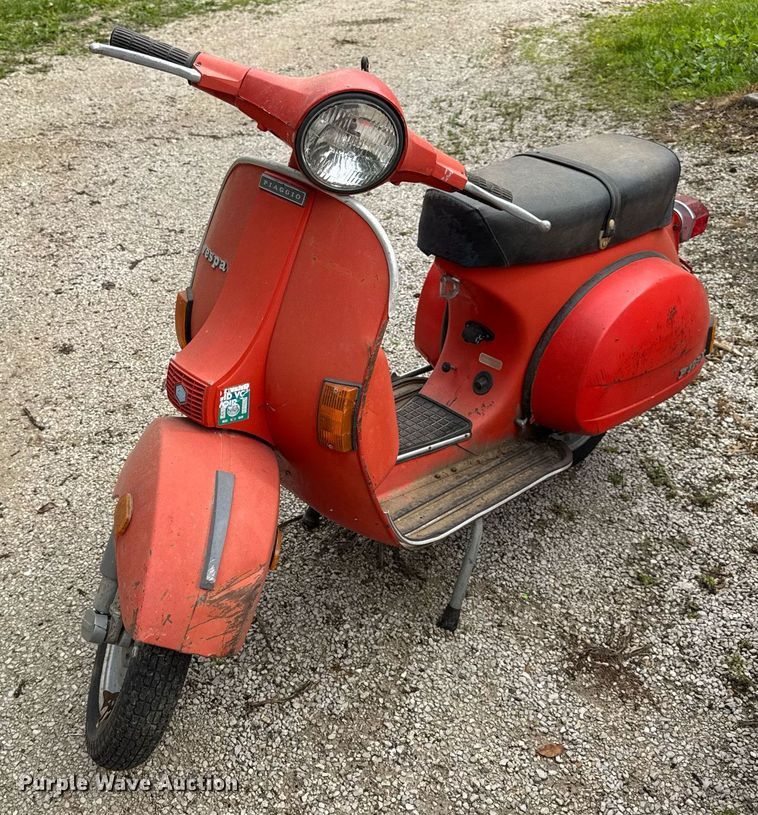 image for item DV4081 (2) vespa scooters