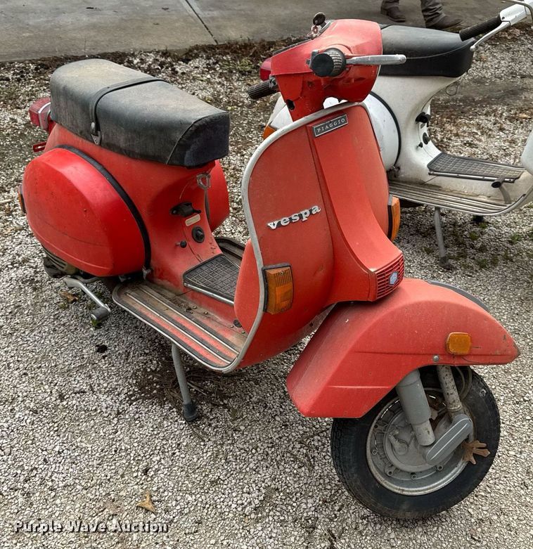 image for item DV4081 (2) vespa scooters