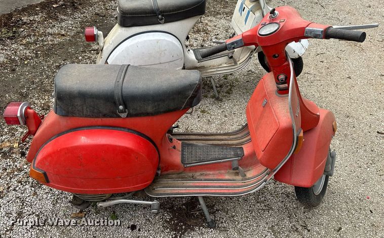 image for item DV4081 (2) vespa scooters