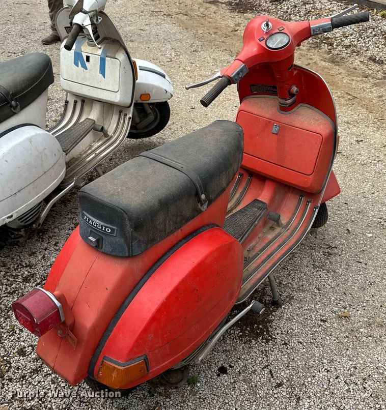 image for item DV4081 (2) vespa scooters