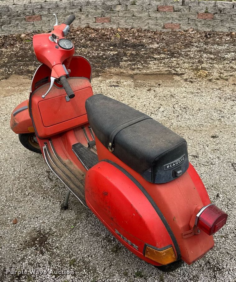 image for item DV4081 (2) vespa scooters