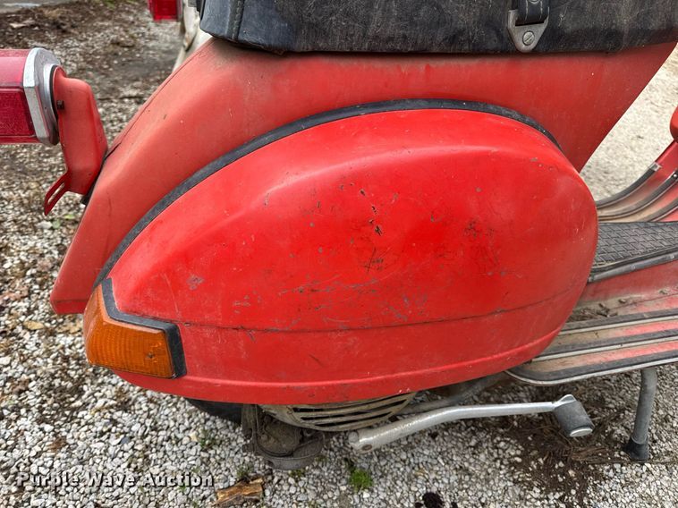 image for item DV4081 (2) vespa scooters