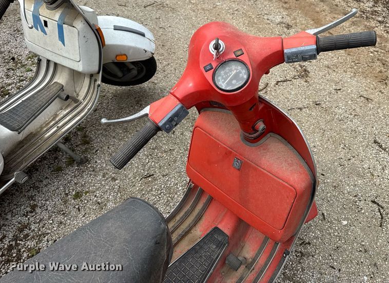 image for item DV4081 (2) vespa scooters