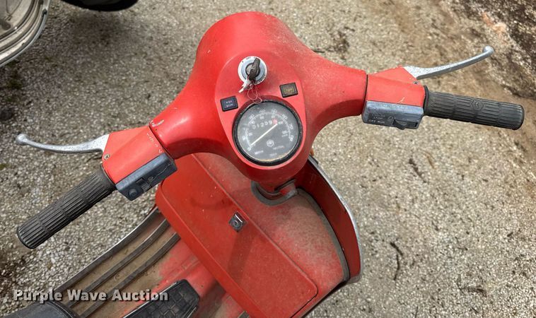 image for item DV4081 (2) vespa scooters