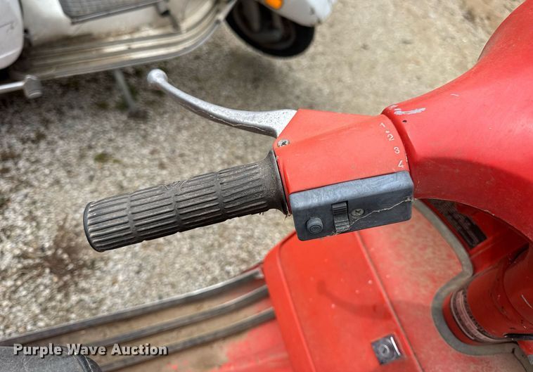 image for item DV4081 (2) vespa scooters