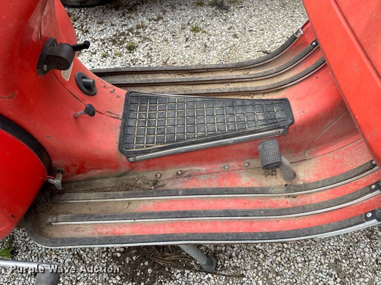 image for item DV4081 (2) vespa scooters