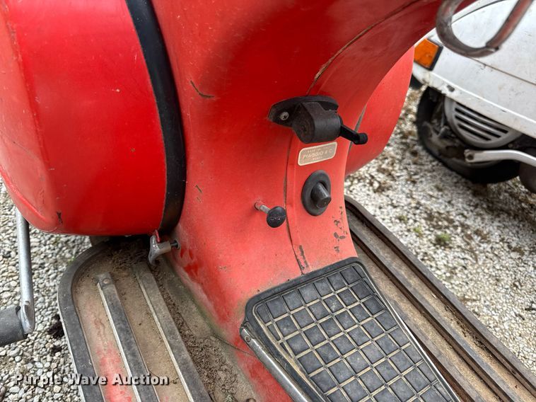 image for item DV4081 (2) vespa scooters