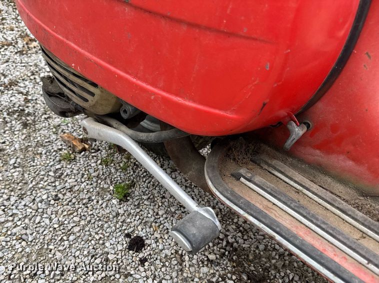 image for item DV4081 (2) vespa scooters