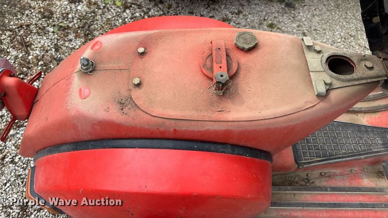 image for item DV4081 (2) vespa scooters