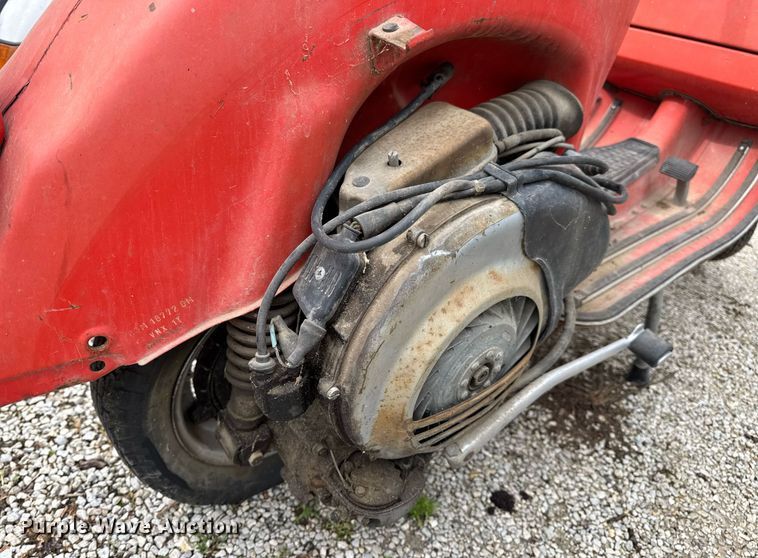 image for item DV4081 (2) vespa scooters