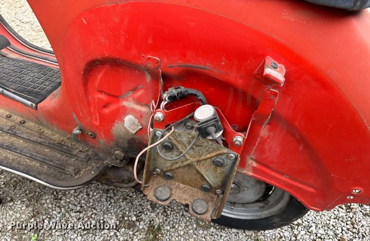 image for item DV4081 (2) vespa scooters