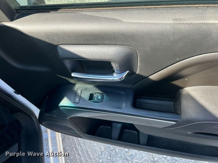 image for item DW8000 2017 Chevrolet Silverado 1500 Crew Cab pickup truck