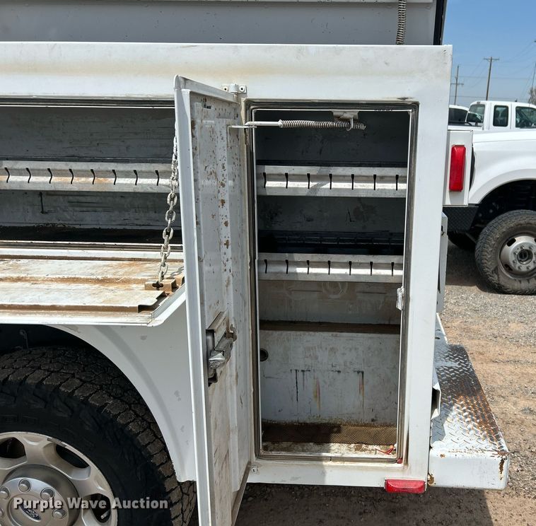 image for item DW8001 2015 Ford F250 Super Duty SuperCab utility bed pickup truck