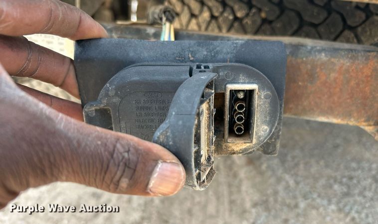 image for item DW8001 2015 Ford F250 Super Duty SuperCab utility bed pickup truck