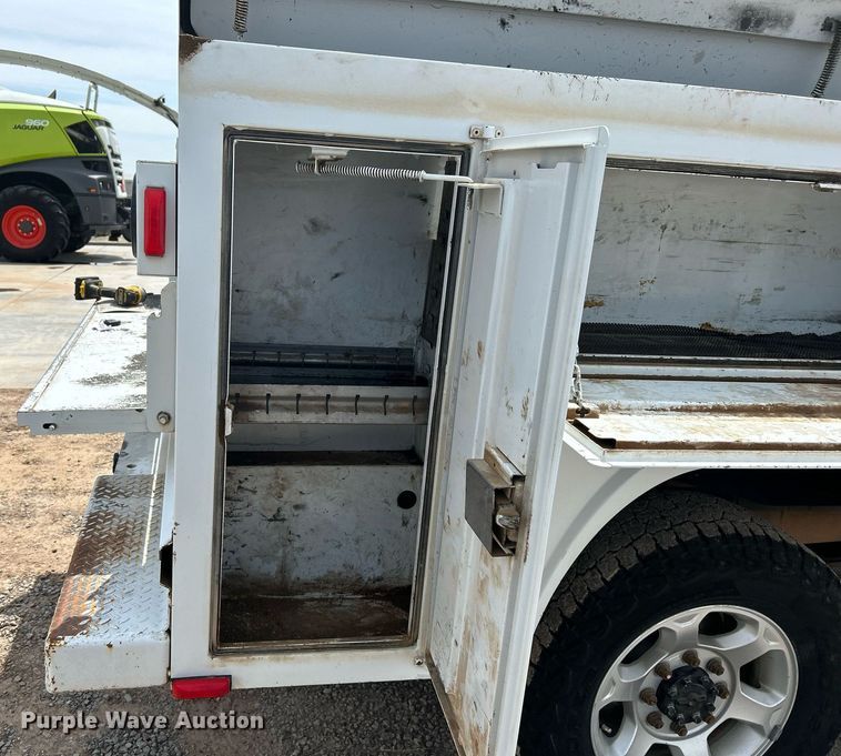 image for item DW8001 2015 Ford F250 Super Duty SuperCab utility bed pickup truck