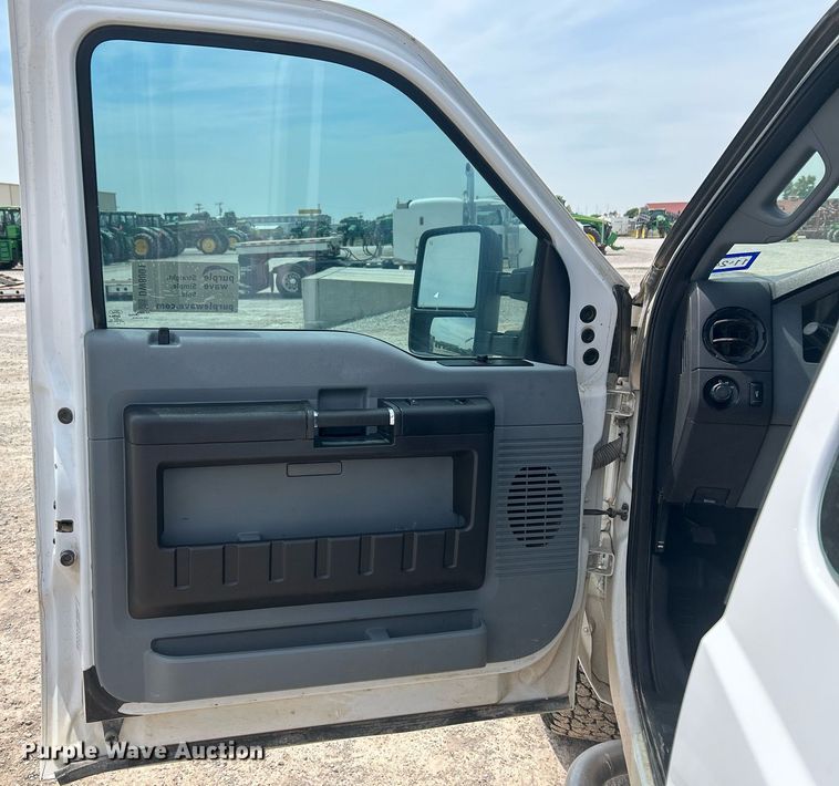 image for item DW8001 2015 Ford F250 Super Duty SuperCab utility bed pickup truck