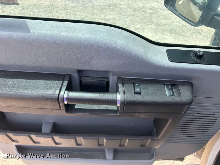 image for item DW8001 2015 Ford F250 Super Duty SuperCab utility bed pickup truck