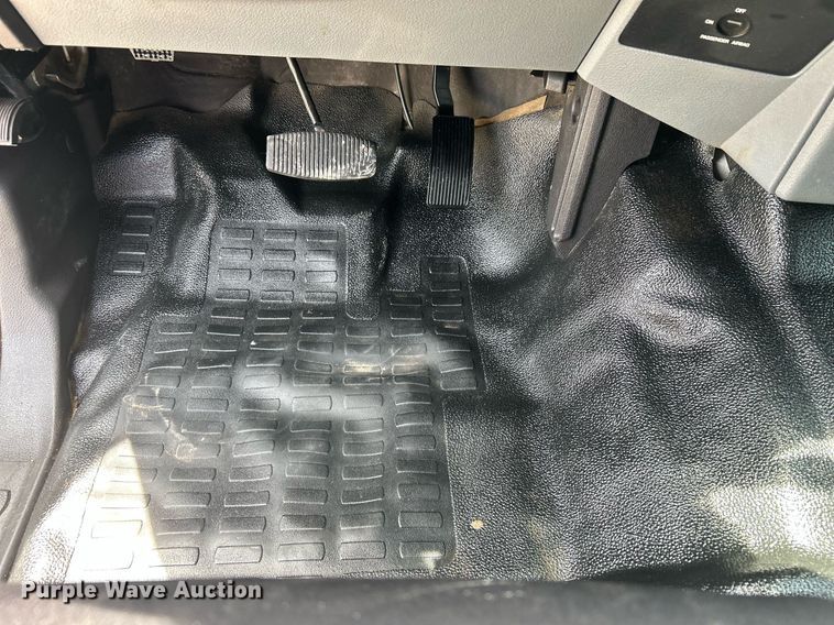 image for item DW8001 2015 Ford F250 Super Duty SuperCab utility bed pickup truck