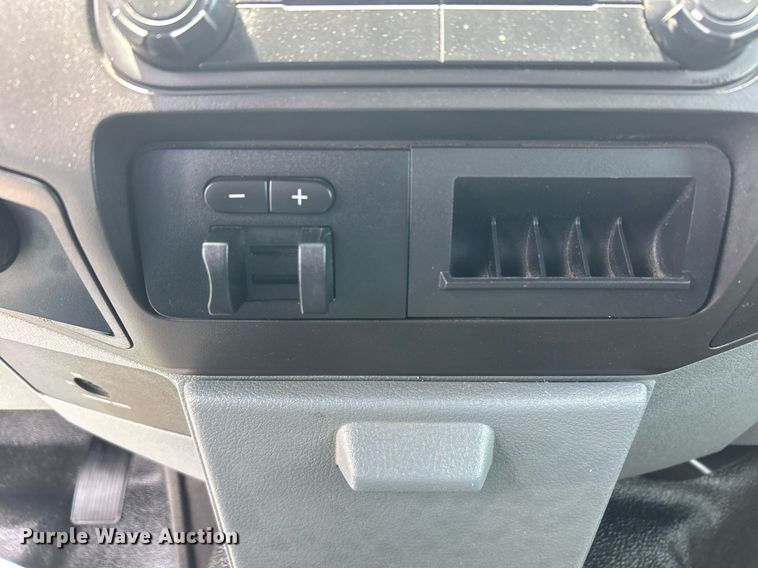 image for item DW8001 2015 Ford F250 Super Duty SuperCab utility bed pickup truck