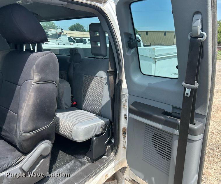 image for item DW8001 2015 Ford F250 Super Duty SuperCab utility bed pickup truck