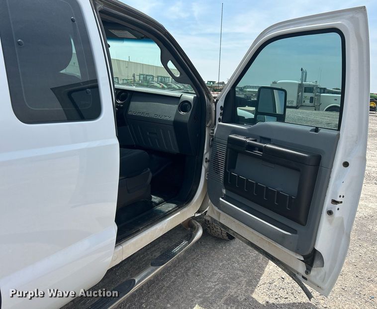 image for item DW8001 2015 Ford F250 Super Duty SuperCab utility bed pickup truck