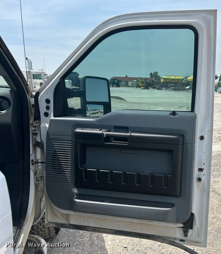 image for item DW8001 2015 Ford F250 Super Duty SuperCab utility bed pickup truck