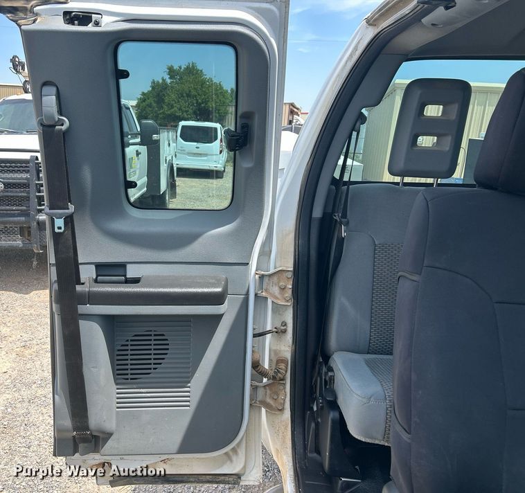 image for item DW8001 2015 Ford F250 Super Duty SuperCab utility bed pickup truck