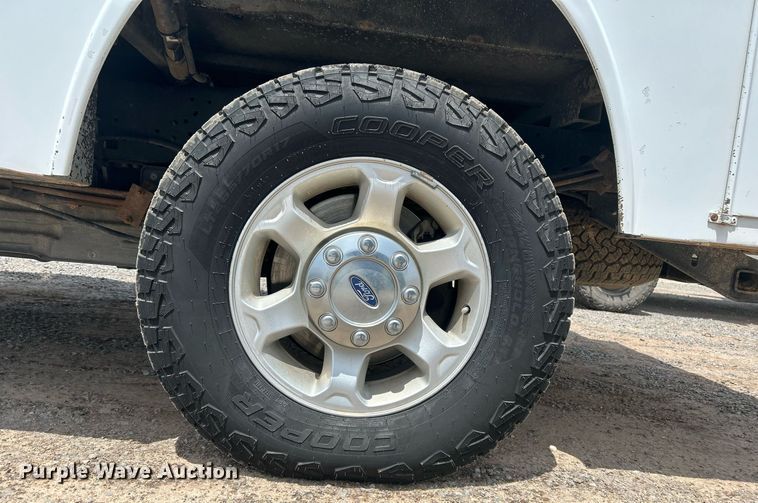 image for item DW8001 2015 Ford F250 Super Duty SuperCab utility bed pickup truck